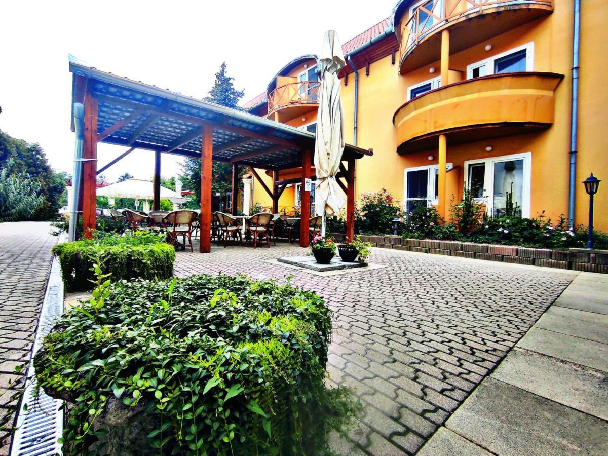Atrium Hotel Harkany Bagian luar foto