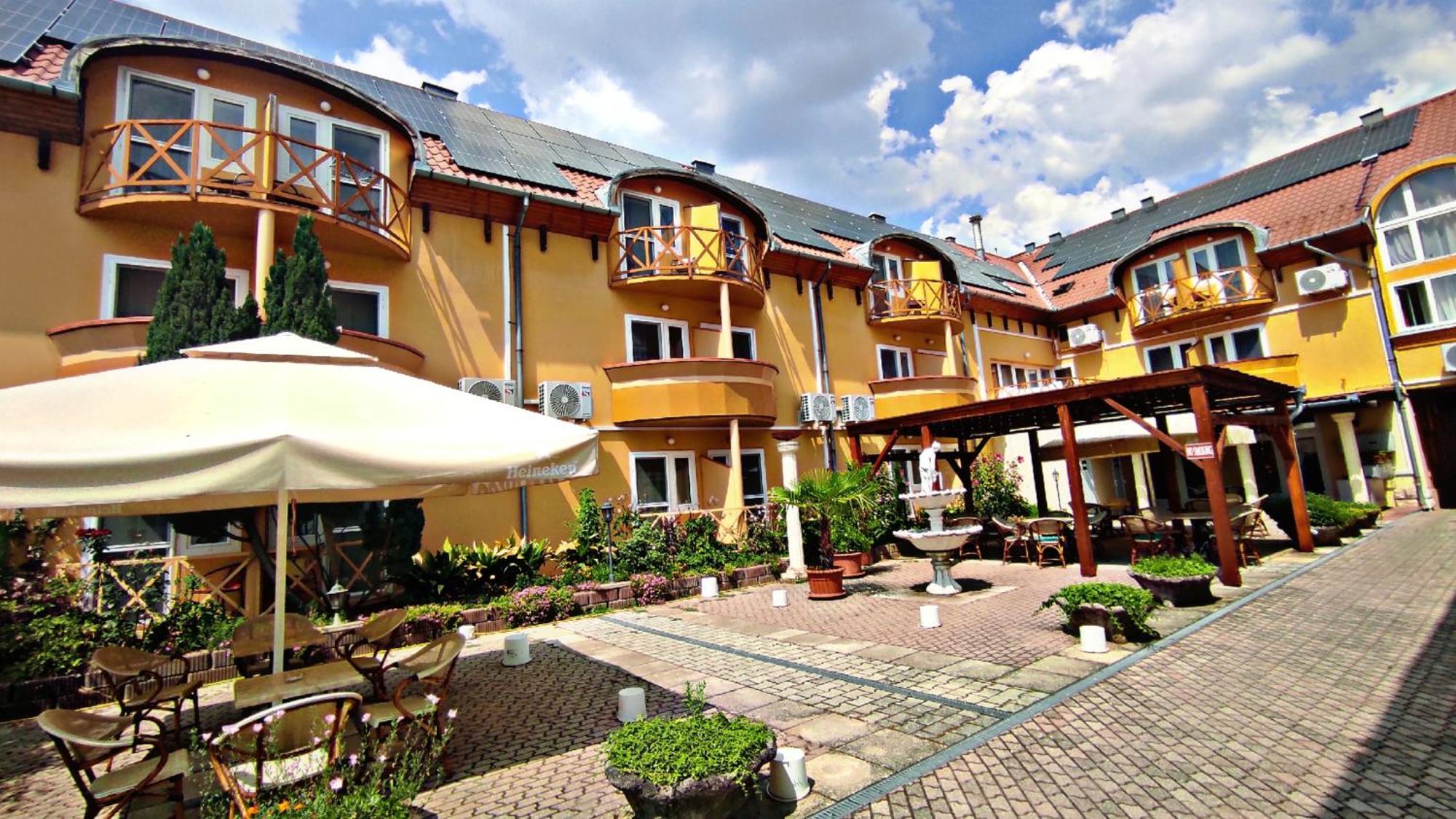 Atrium Hotel Harkany Bagian luar foto